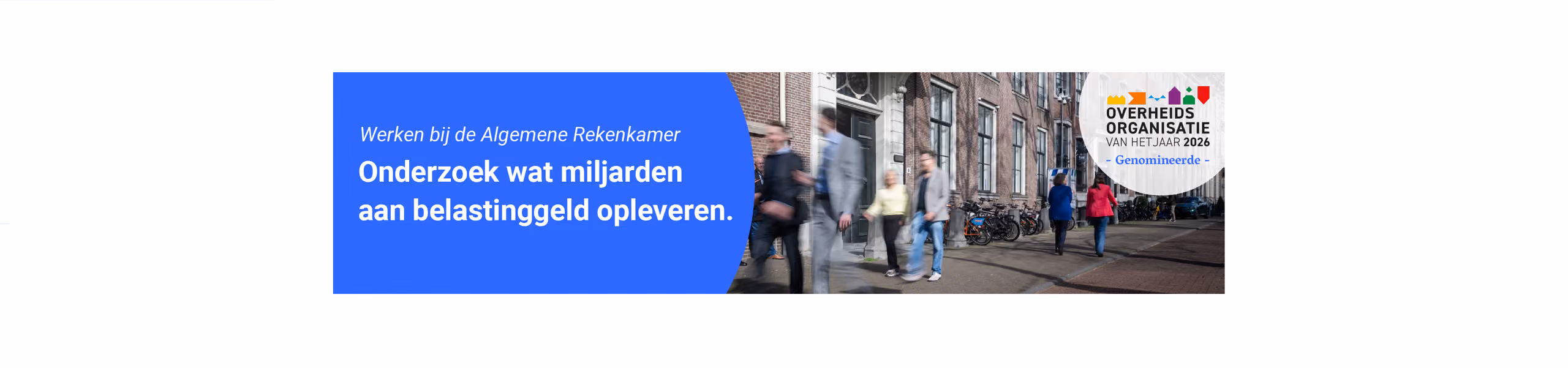 Wervingsbanner met logo: Overheidsorganisatie van het Jaar 2026, genomineerde. Te zien zijn collega's voor het tijdelijke pand van de Algemene Rekenkamer aan de Lange Vijverberg 3. Tekst: Werken bij de Algemene Rekenkamer: onderzoek wat miljarden aan belastinggeld opleveren.